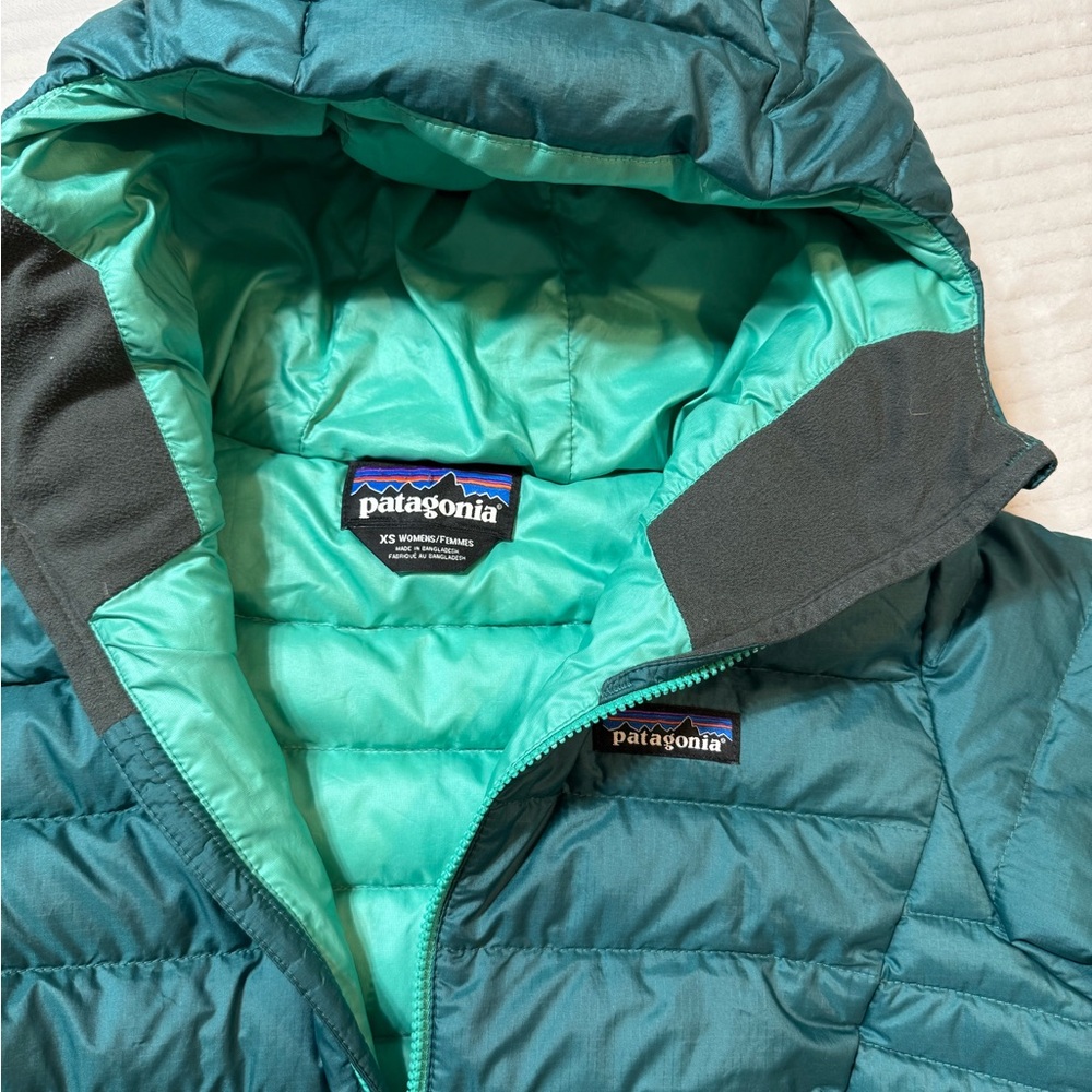 Patagonia Women's Teal Puffer Jacket with Hood - Picture 3 of 10